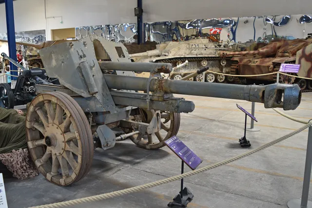 10.5cm leFH 18, 105 mm towed light field howitzer, Artillery - view 1