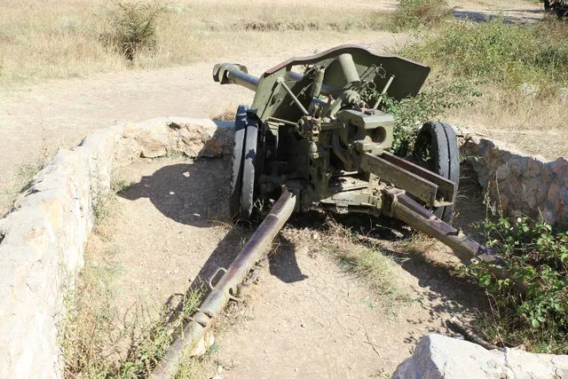 10.5cm leFH 18, 105 mm towed light field howitzer, Artillery - view 2