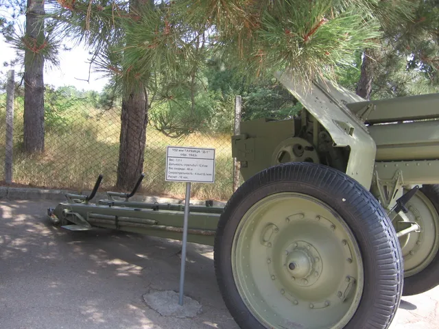152 mm D-1 gun-howitzer, Towed 152 mm howitzer, Artillery - view 1