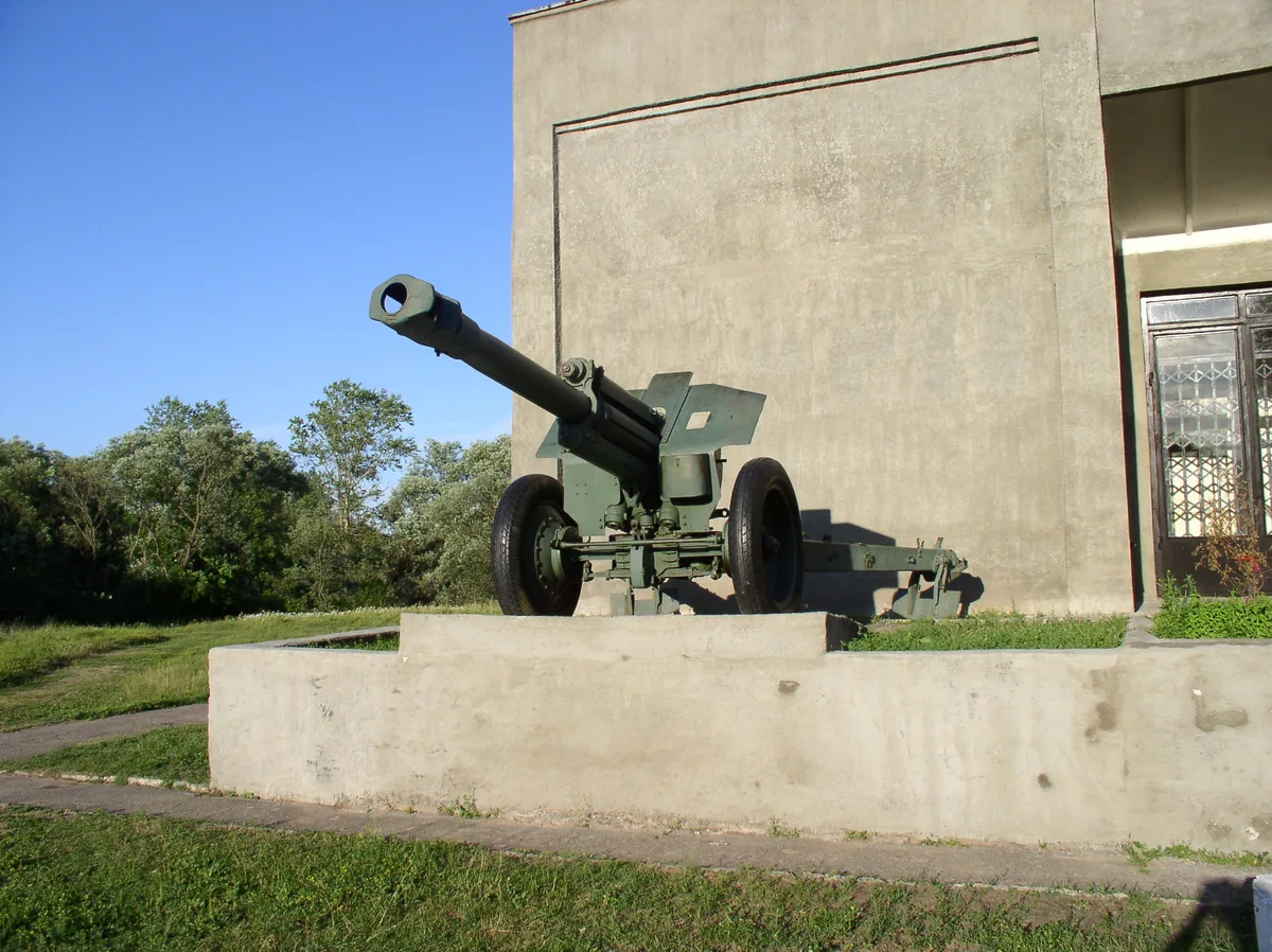 152 mm D-1 gun-howitzer, Towed 152 mm howitzer, Artillery