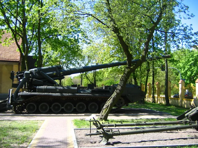 2S7 Pion, 203 mm tracked self-propelled gun, Artillery - view 1