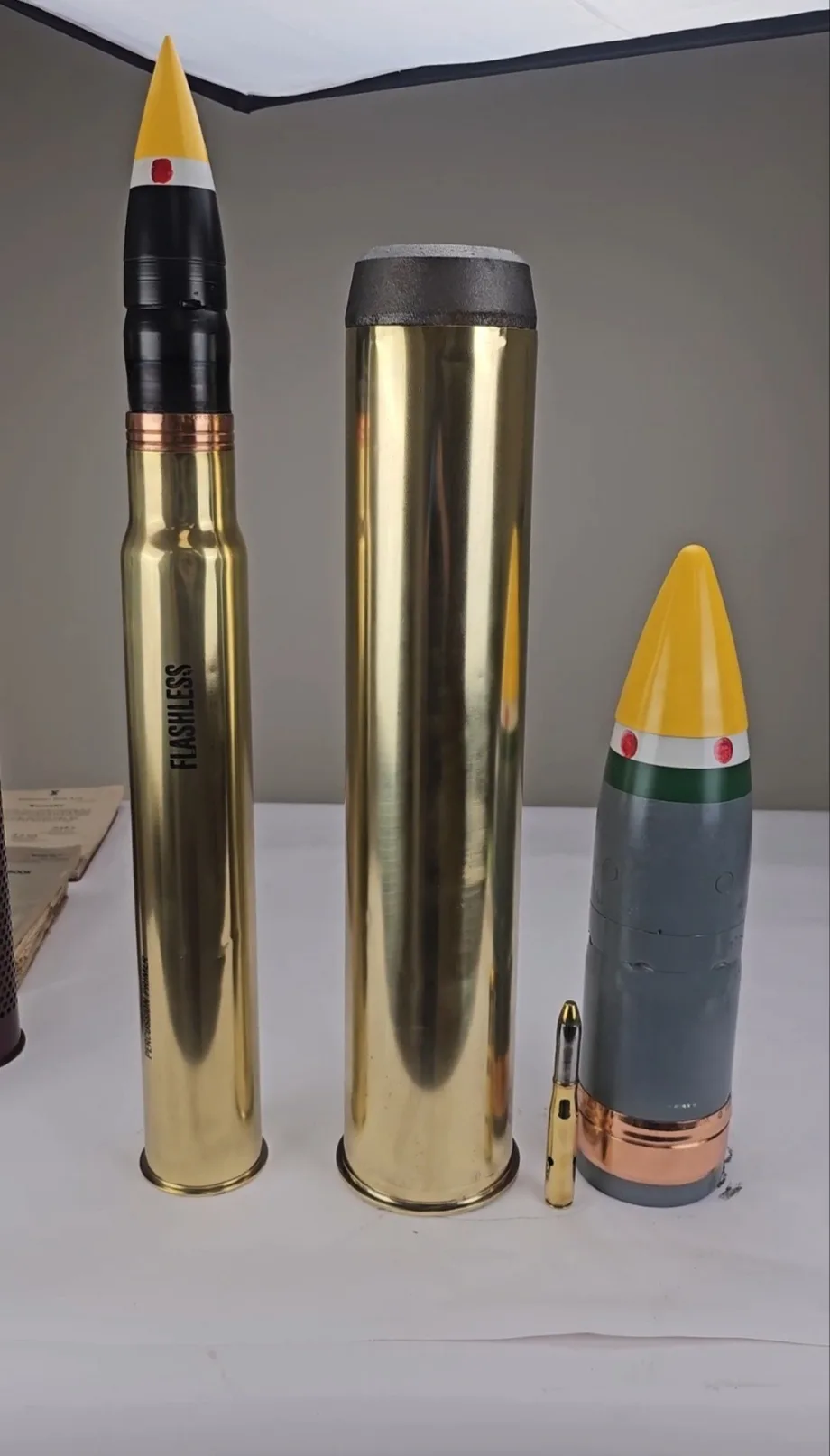 90 mm smoke projectile, 90 mm white phosphorus smoke projectile, Munitions