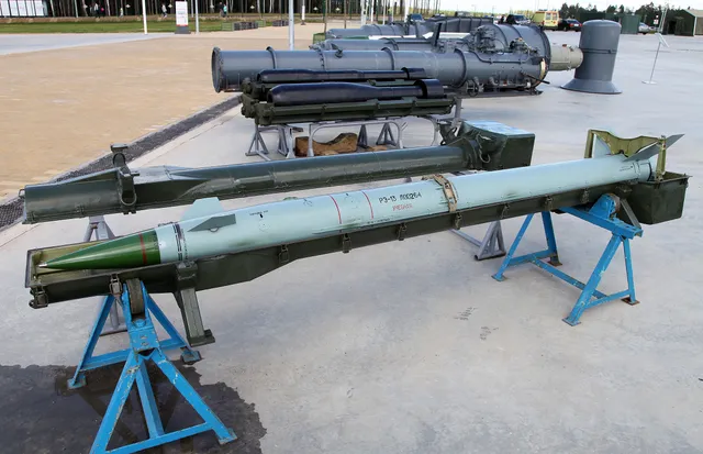 9M33 Osa, Command-guided short-range surface-to-air missile family, Munitions - view 1