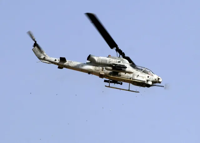 AH-1W Super Cobra, Marine attack helicopter, Aircraft & UAVs - view 3