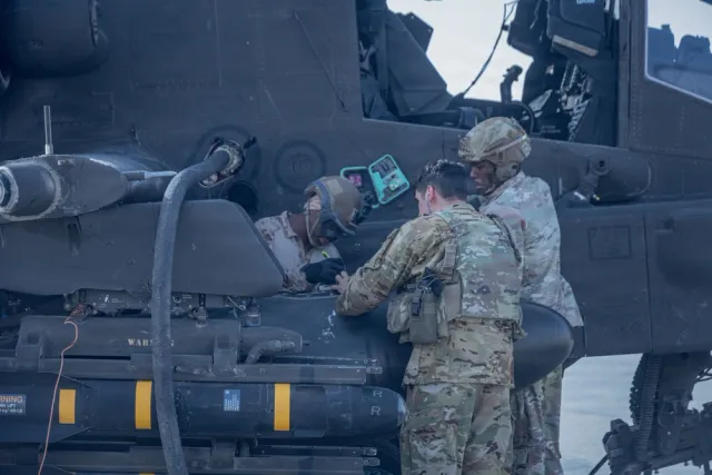 AH-64 Apache attack helicopter, Twin-engine attack helicopter, Aircraft & UAVs - view 2