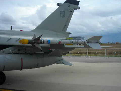 AIM-9 Sidewinder missile, Short-range air-to-air missile family, Munitions