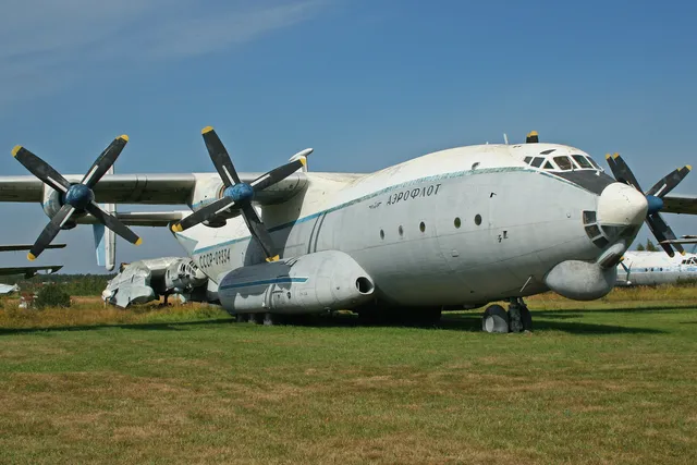 An-22, Heavy turboprop military transport aircraft, Support Equipment - view 1