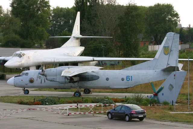 An-26, Twin-engine tactical transport aircraft, Support Equipment - view 2