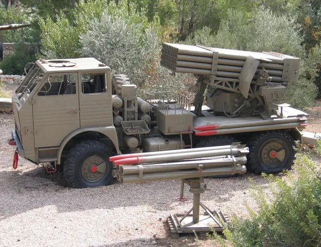 APR-40, 122 mm self-propelled multiple rocket launcher, Artillery - view 1