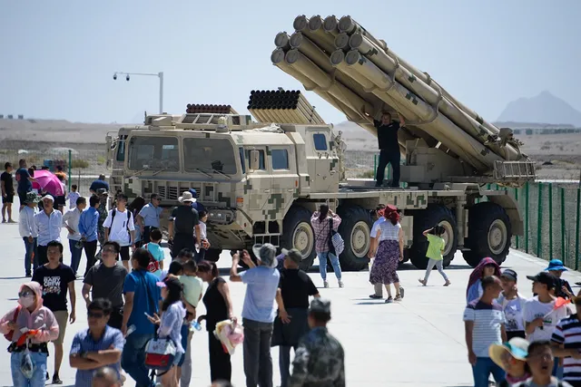 AR2 300 mm multiple rocket launcher, 300 mm wheeled multiple rocket launcher, Artillery - view 2