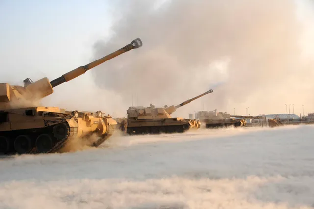 AS-90, 155 mm tracked self-propelled howitzer, Artillery - view 1