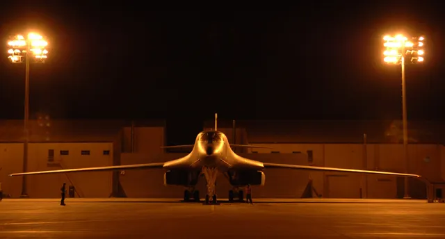 B-1B Lancer, Long-range, multi-role supersonic bomber, Aircraft & UAVs - view 3