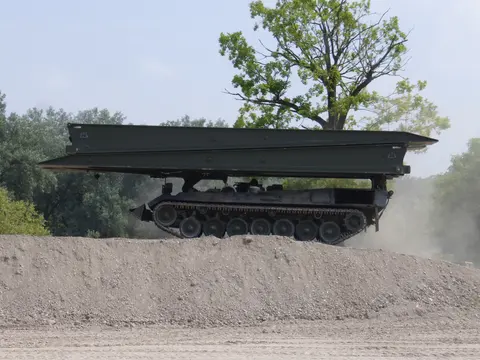 BrPz-1 Biber, Armored vehicle-launched bridge, Support Equipment