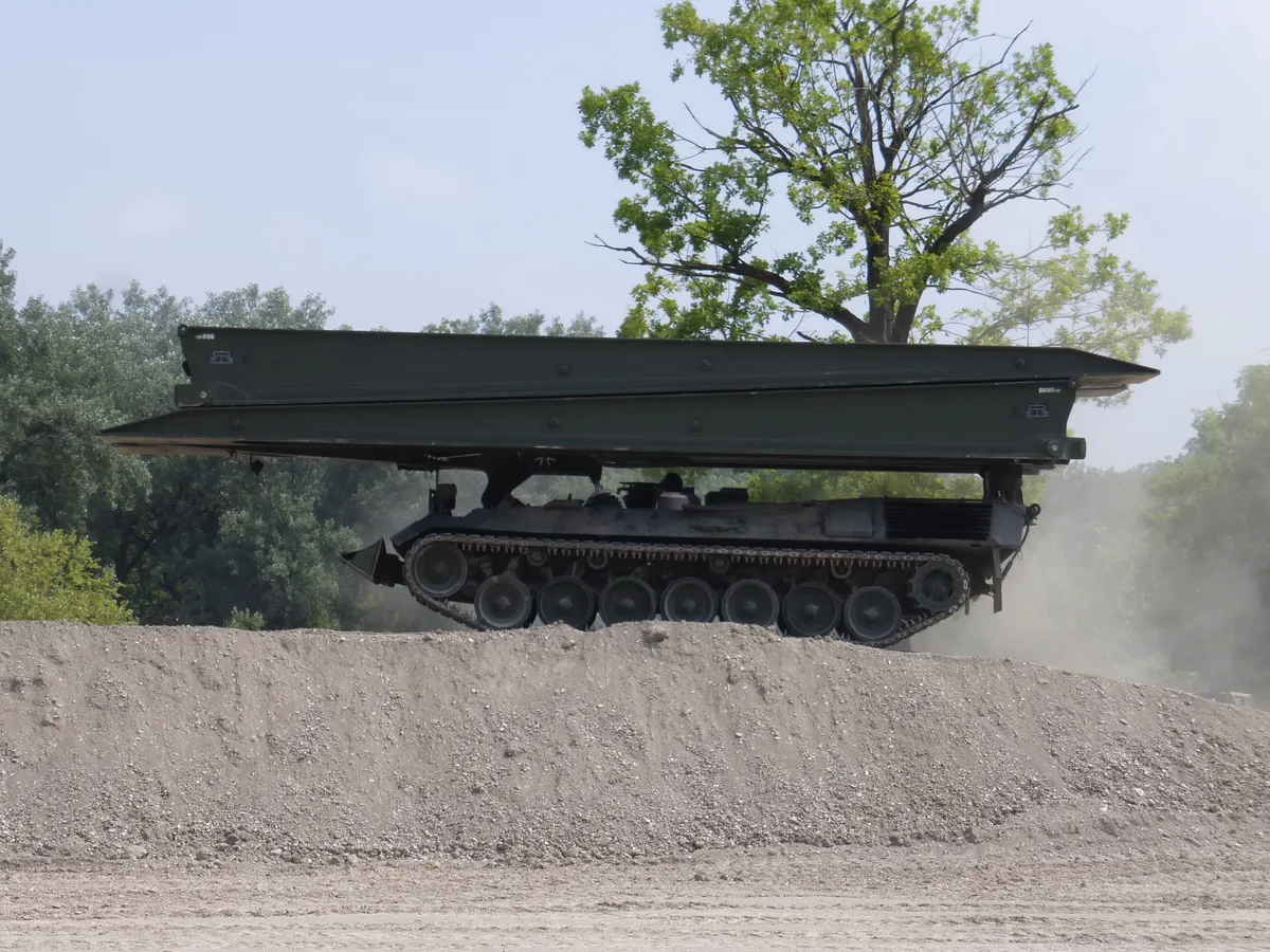BrPz-1 Biber, Armored vehicle-launched bridge, Support Equipment