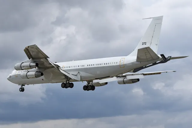 Boeing 707 Re'em, Aerial refueling tanker and transport aircraft, Support Equipment - view 1
