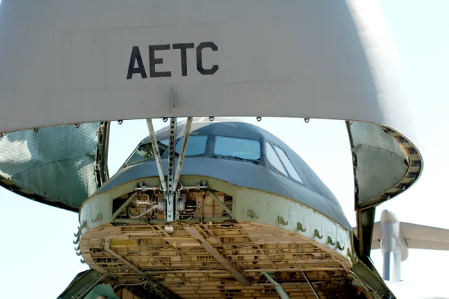 C-5 Galaxy, Strategic airlifter / transport aircraft family, Aircraft & UAVs - view 2