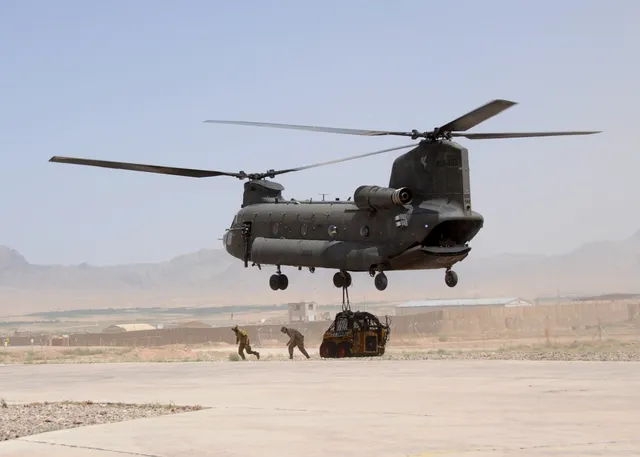CH-47 Chinook helicopter, Heavy-lift transport helicopter, Aircraft & UAVs - view 3