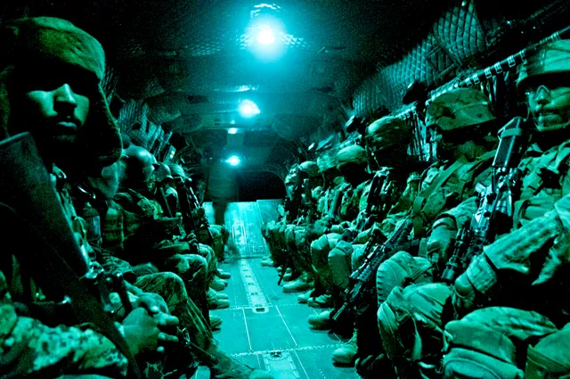 CH-47 Chinook helicopter, Heavy-lift transport helicopter, Aircraft & UAVs - view 2