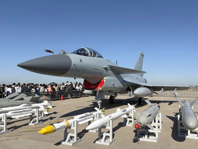 Chengdu J-10C, Single-engine multirole fighter aircraft, Aircraft & UAVs - view 3