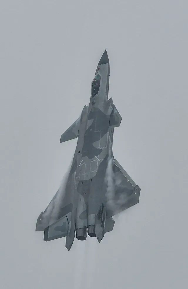 Chengdu J-20, Stealth air superiority fighter, Aircraft & UAVs - view 1