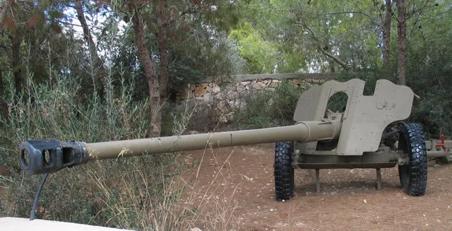 D-44, 85 mm towed field gun, Artillery - view 2