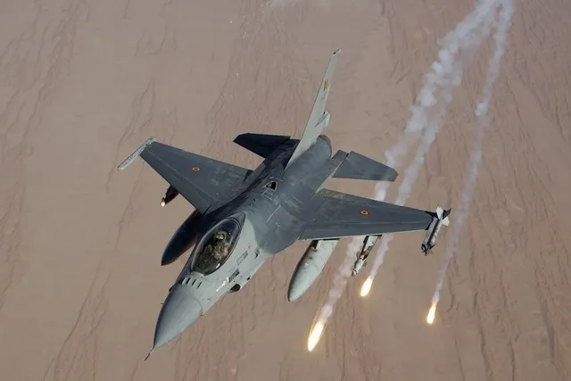 F-16 Fighting Falcon, Multirole fighter aircraft, Aircraft & UAVs - view 3