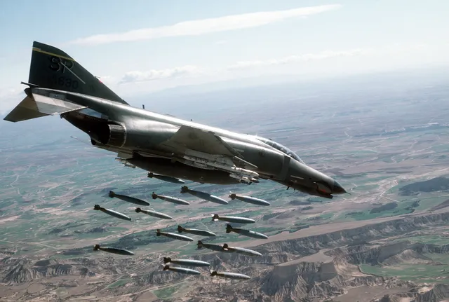 F-4 Phantom II, Twin-engine, two-seat supersonic fighter-bomber, Aircraft & UAVs - view 2