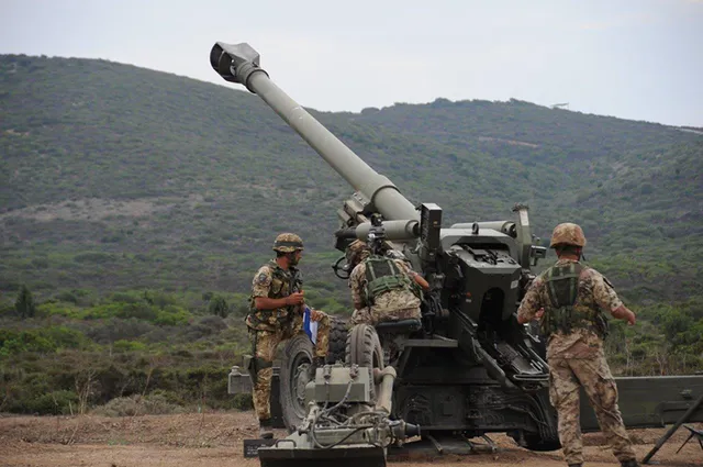 FH70 155 mm howitzer, 155 mm towed howitzer, Artillery - view 2