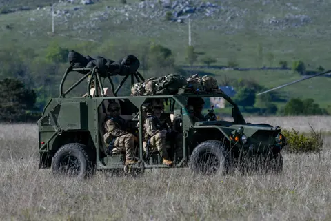 Flyer F72-LD, Air-transportable light tactical vehicle, Support Equipment