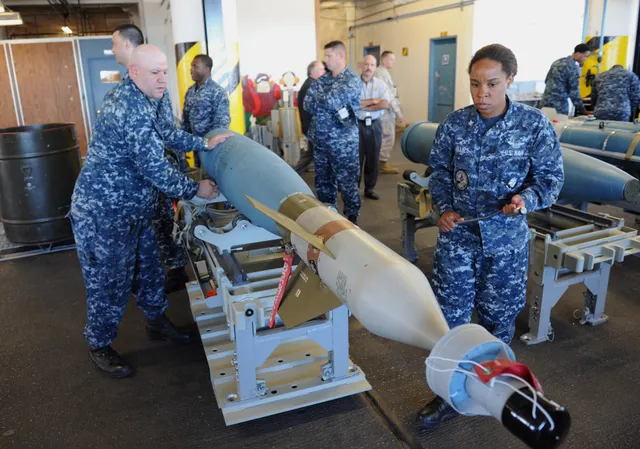 GBU-16 Paveway II, 1,000-pound laser-guided bomb, Munitions - view 3