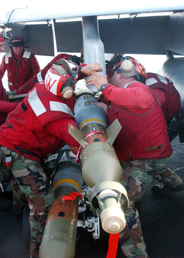 GBU-16 Paveway II, 1,000-pound laser-guided bomb, Munitions - view 2