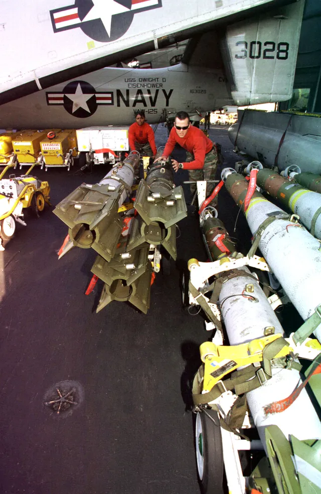 GBU-16 Paveway II, 1,000-pound laser-guided bomb, Munitions - view 1