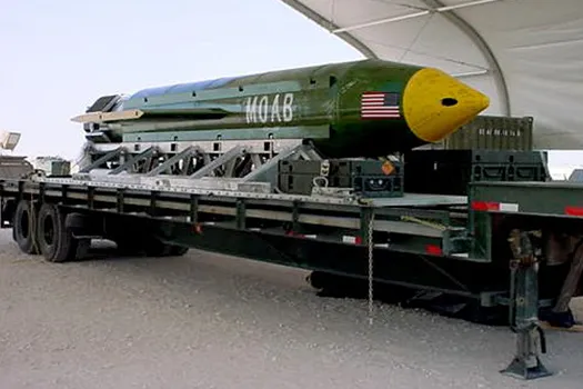 GBU-43/B MOAB, GPS/INS-guided massive ordnance air blast bomb, Munitions - view 1