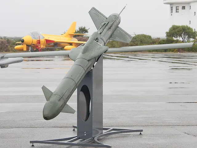 H-2 Stand-Off Weapon, Precision-guided glide bomb, Munitions - view 1