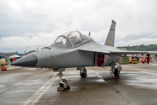 Hongdu L-15, Supersonic advanced jet trainer and light attack aircraft, Aircraft & UAVs - view 2