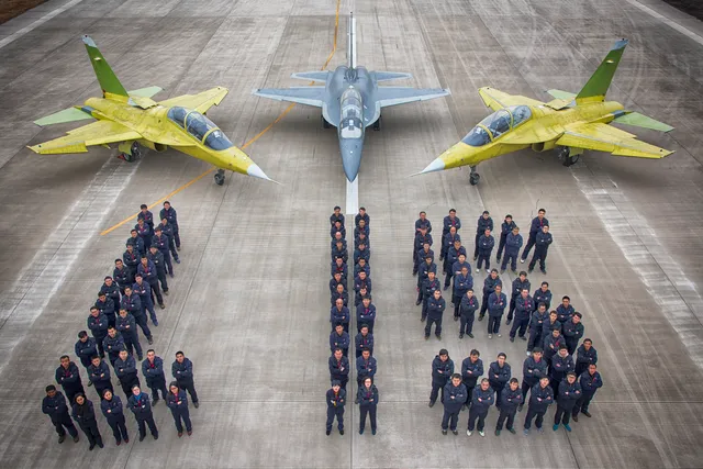 Hongdu L-15, Supersonic advanced jet trainer and light attack aircraft, Aircraft & UAVs - view 1