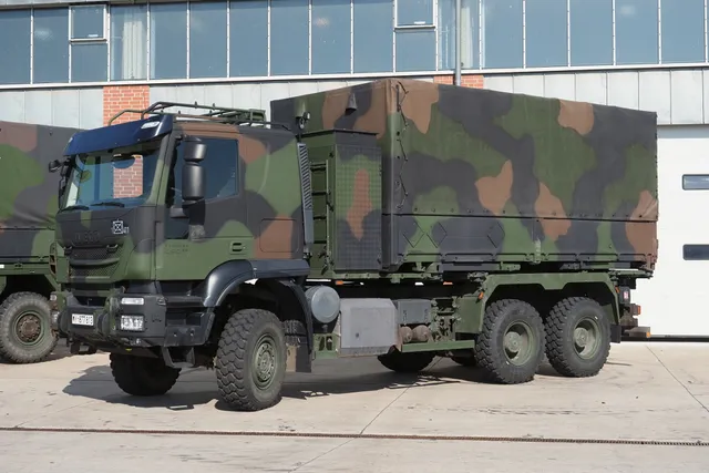 IVECO 6x6 heavy off-road cab chassis, 6x6 heavy off-road commercial cab chassis launcher base, Support Equipment - view 4