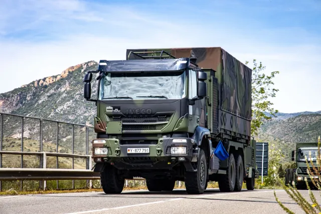 IVECO 6x6 heavy off-road cab chassis, 6x6 heavy off-road commercial cab chassis launcher base, Support Equipment - view 2