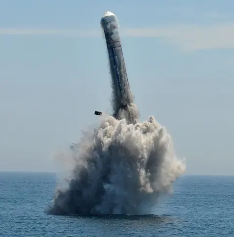 JL-2 submarine-launched ballistic missile, Submarine-launched ballistic missile, Munitions
