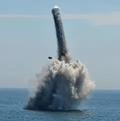 JL-2 submarine-launched ballistic missile, Submarine-launched ballistic missile, Munitions
