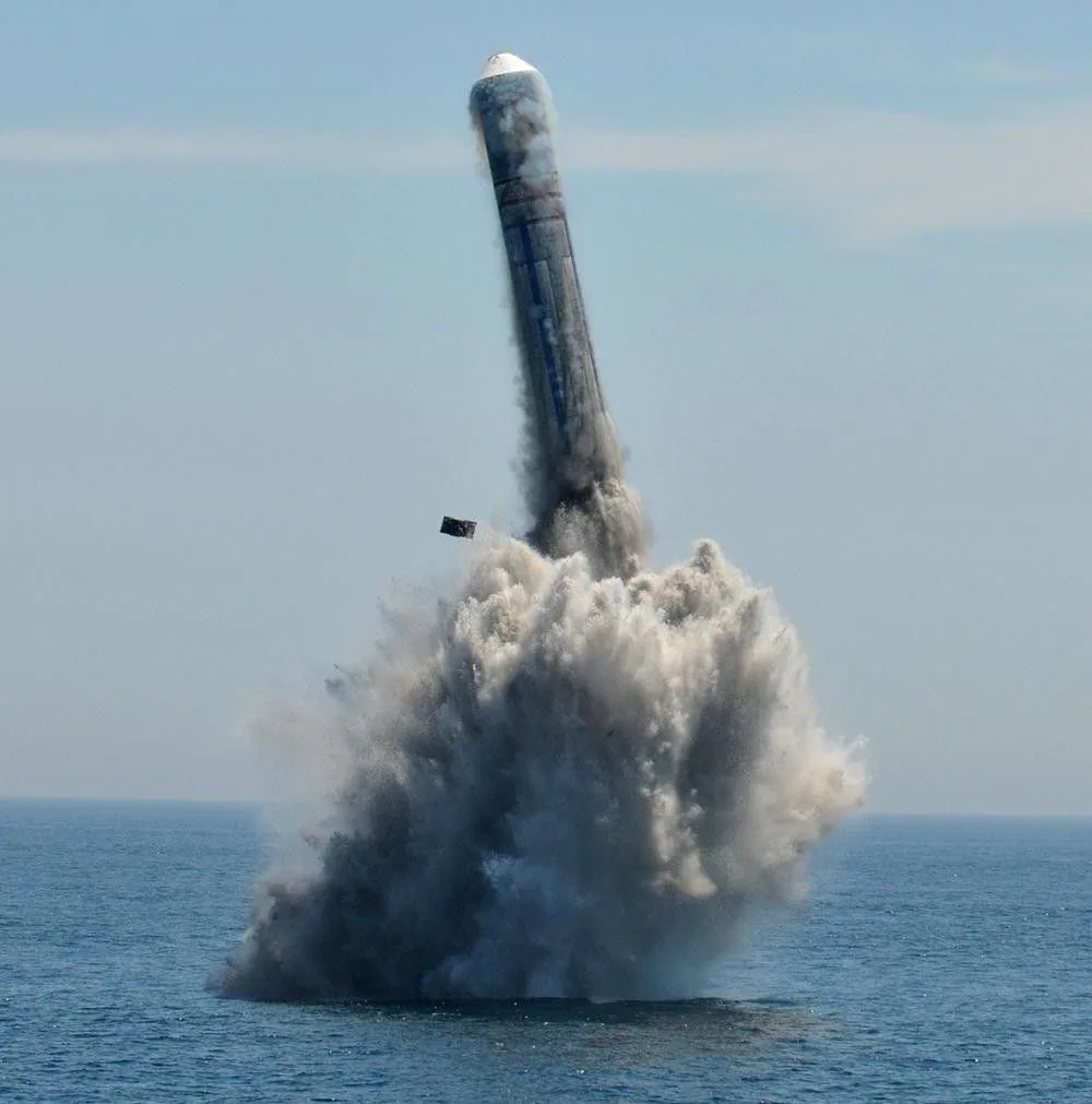 JL-2 submarine-launched ballistic missile, Submarine-launched ballistic missile, Munitions
