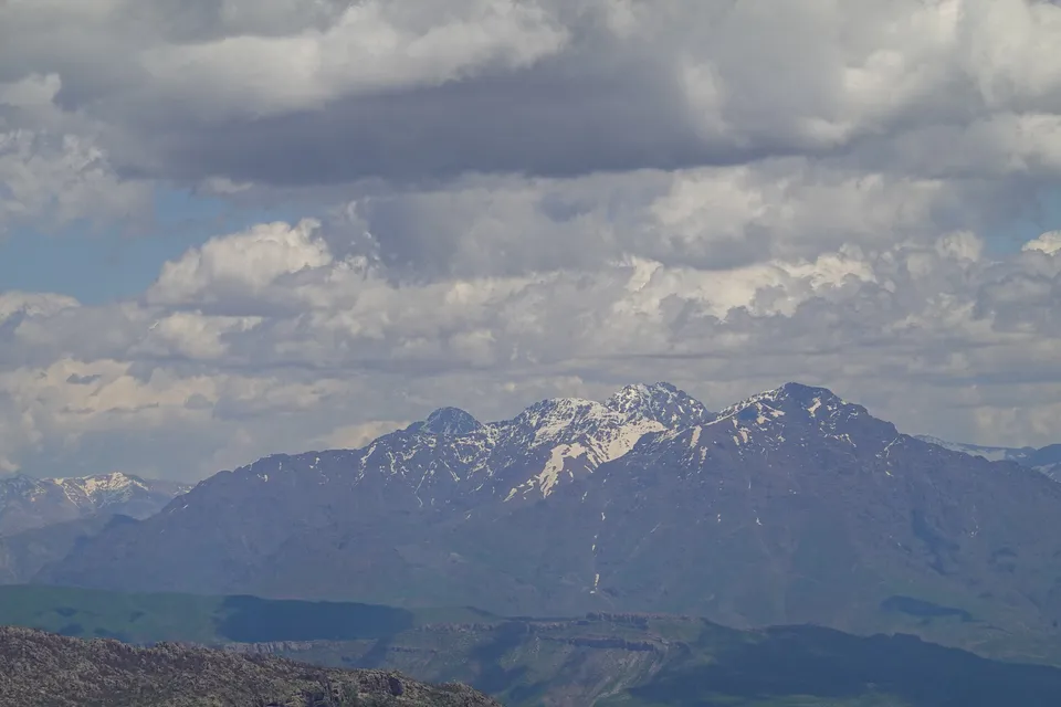 Mountain terrain between Erbil and Hakkari provinces