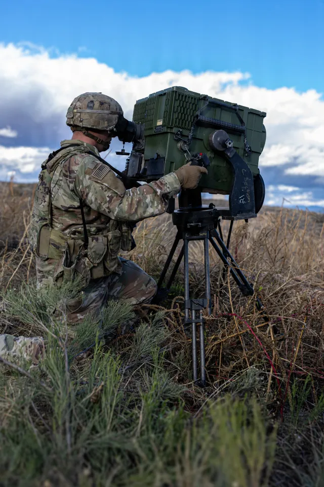 Long Range Advanced Scout Surveillance System, Long-range electro-optical scout surveillance and target-location system, Support Equipment - view 3