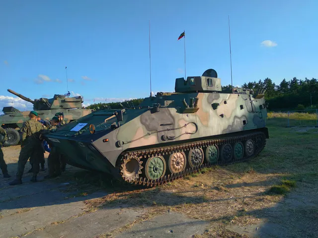 LPG WDSz command-staff vehicle, Tracked artillery command-staff vehicle, Support Equipment - view 1