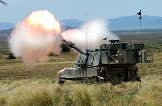 M109A6 Paladin, 155 mm tracked self-propelled howitzer, Artillery - view 1