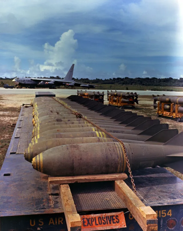 M117 750-pound unguided bomb, 750-pound unguided general-purpose bomb, Munitions - view 1
