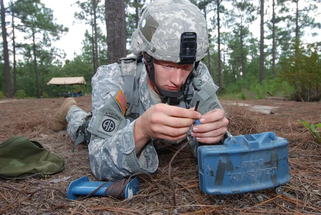 M18A1 Claymore mine, Directional fragmentation anti-personnel mine, Munitions - view 1