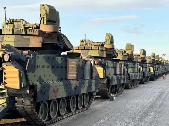 M242 Bushmaster, 25 mm chain gun autocannon, Armored Vehicles - view 1