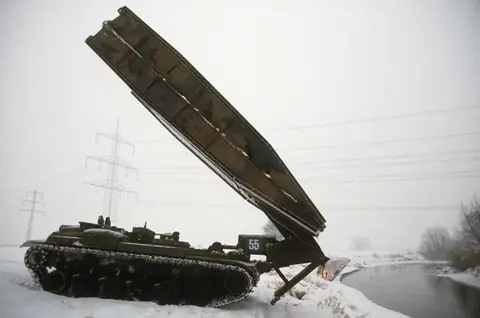 M60 AVLB, Armored vehicle-launched bridge, Support Equipment