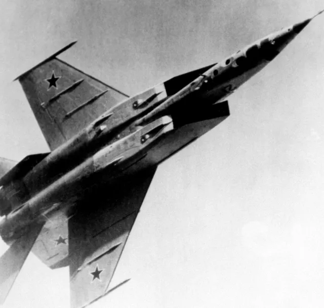 MiG-25 fighter aircraft, High-speed interceptor and reconnaissance aircraft, Aircraft & UAVs - view 2